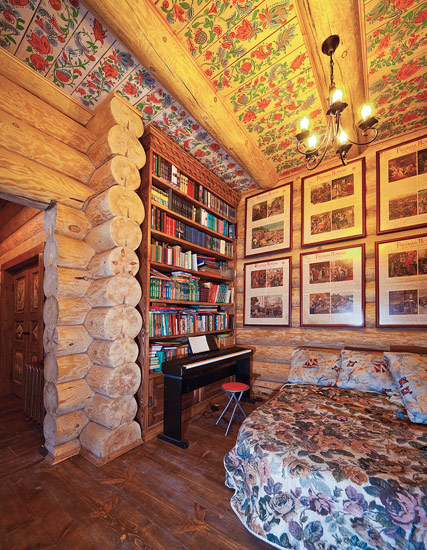 Уникальная библиотека под расписным потолком