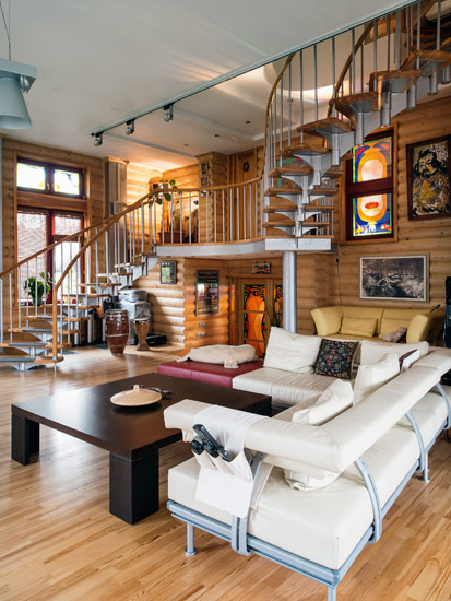 Уютная гостиная уютного деревянного дома