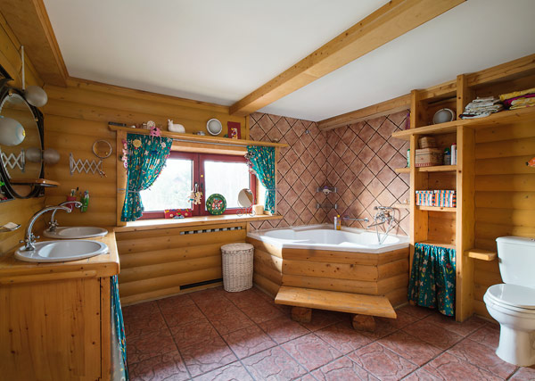 Деревянная ванная комната в деревянном доме